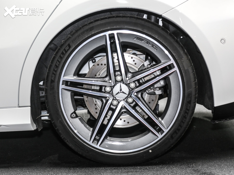 ΪHOLDסǿҹʢĶסԵԼЬAMG A 45 S 4MATIC+ѡPILOT SPORT 4S̥Ϊ245/35 R19Ȼƫƺ϶ԵƣöԾ͵ˡ