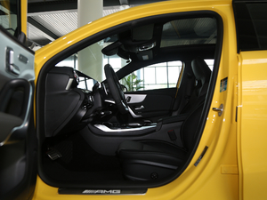 2020款AMG A 35 4MATIC 前排空间