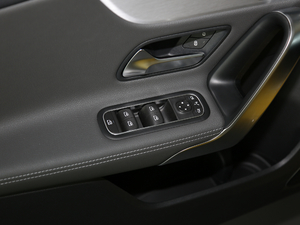 2020款AMG A 35 4MATIC 主驾车窗控制区	