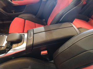2020款AMG A 45 4MATIC+ 中央扶手箱