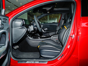 2022款AMG A 45 S 4MATIC+ 前排空间