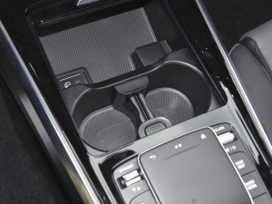 2022款AMG GLB 35 4MATIC 前排杯架
