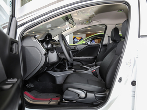 2018款1.5L CVT型动版 前排空间
