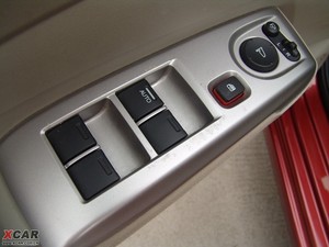 2009款1.8L 自动豪华版 主驾车窗控制区	