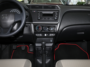 2019款1.5L 手动舒适版 中控台