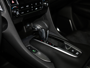 2019款240TURBO 两驱精英版 换挡杆