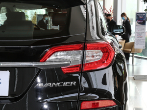 2019款240TURBO 两驱尊享版 尾灯