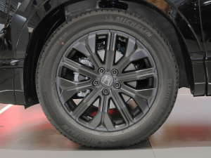 2020款240TURBO CVT两驱幻夜版 轮圈