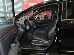 2020款240TURBO CVT两驱幻夜版 前排空间