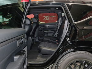 2020款240TURBO CVT两驱幻夜版 后排空间