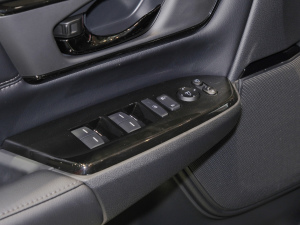 2020款240TURBO CVT两驱幻夜版 主驾车窗控制区	