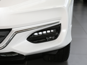 2020款370TURBO 两驱豪华版 前雾灯
