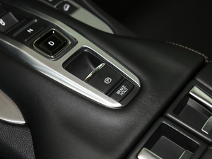 2020款370TURBO 两驱豪华版 驻车制动器