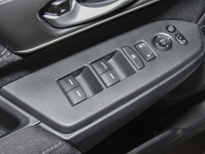 2021款240TURBO CVT两驱豪华版 主驾车窗控制区	