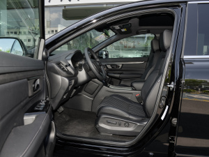 2021款240TURBO CVT两驱幻夜版 前排空间