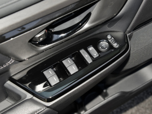 2021款240TURBO CVT两驱幻夜版 主驾车窗控制区	