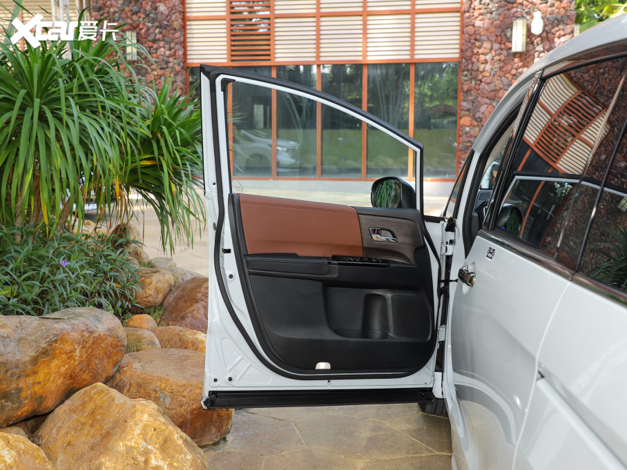 2022Wِ 2.0L e:HEV J