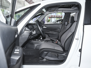 2022款1.5L CVT潮享天窗版 前排空间