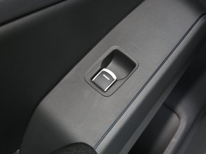 2023款2.0L e:HEV 锐·科技版 后排车窗控制区