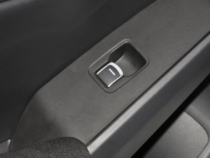 2023款240TURBO CVT科技版 后排车窗控制区