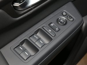 2023款240TURBO 两驱精英版 5座 主驾车窗控制区	