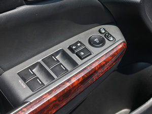 2012款3.5L 自动旗舰版 主驾车窗控制区	