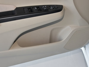 2015款1.8L 手动舒适版 前门储物空间