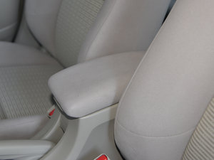 2015款1.8L 手动舒适版 中央扶手箱
