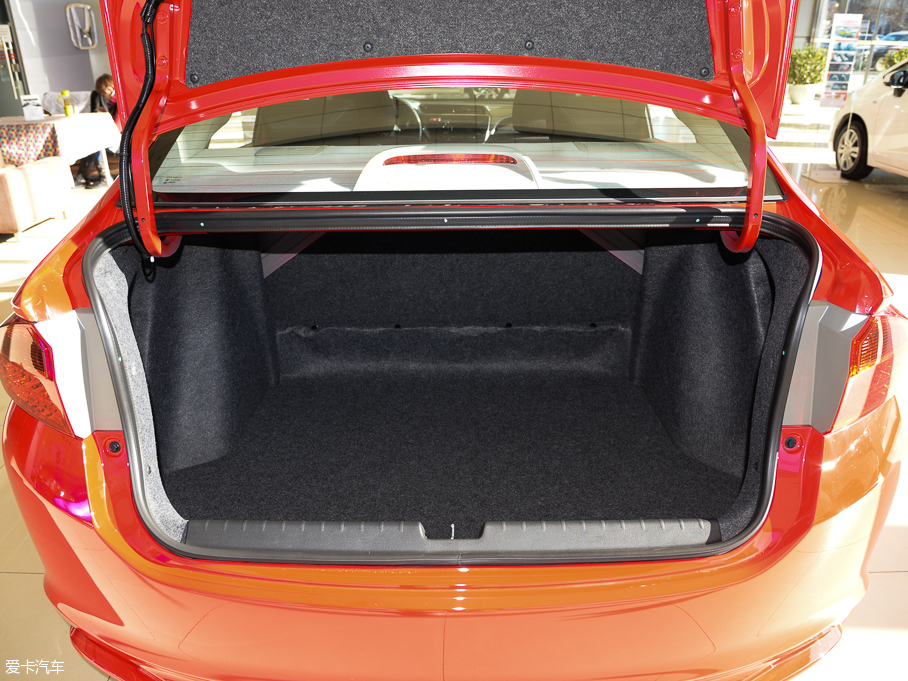 2015���h�� 1.5L CVT���A��