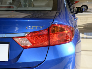 2015款1.5L CVT舒适版 尾灯