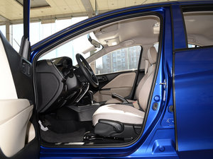 2015款1.5L CVT舒适版 前排空间