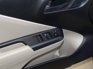 2015款1.5L CVT舒适版 主驾车窗控制区	