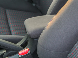 2016款1.8L CVT豪华版 中央扶手箱