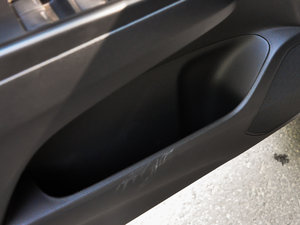 2016款1.8L CVT领先版 前门储物空间