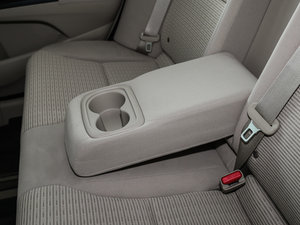 2016款1.8L 手动舒适版 后排中央扶手