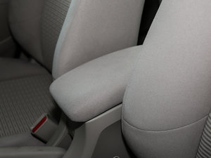 2016款1.8L 手动舒适版 中央扶手箱