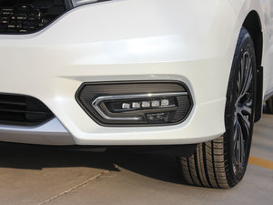 2017款370TURBO 两驱豪华版 前雾灯