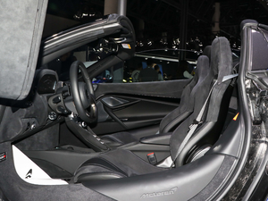 2019款4.0T Spider 前排空间