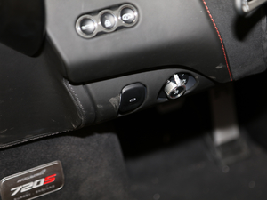 2019款4.0T Coupe 驻车制动器