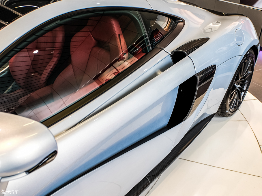 2016���~�P��570GT 3.8T ������