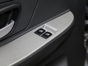 2020款1.6L 标准型 国VI 主驾车窗控制区	