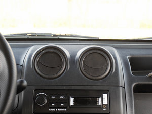 2015款1.1L 2.7m瓦楞货箱AF11-05 中控区