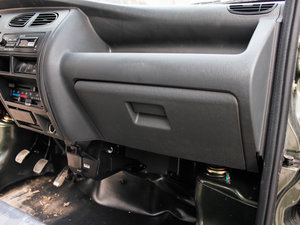 2011款1.0L 基本型AF10-06 手套箱