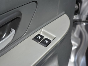 2016款1.5L 标准型DK15 国V 主驾车窗控制区	