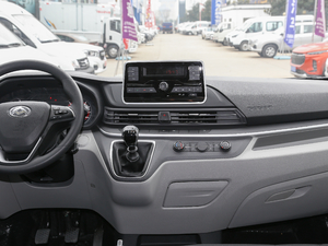2020款运杰版 2.0T 手动短轴中顶 6座 中控台