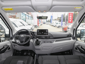 2020款运杰版 2.0T 手动短轴中顶 6座 内饰全景