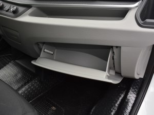 2020款运杰版 2.0T 手动长轴高顶 7座 手套箱