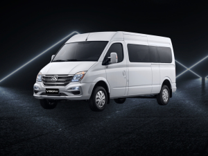 2021款PLUS全能王 2.0T 短轴中顶 5-9座 整体外观