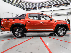 2021款双增压 2.0T 自动四驱豪华型 长箱 整体外观