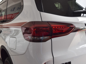 2021款2.0T 柴油 四驱畅享版 6座 尾灯